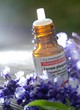 Foto: Globuliflasche im Gegenlicht mit Lavendel Globuliflasche im Gegenlicht mit Lavendel