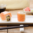 Foto: Philadelphia roll sushi on a white plate Philadelphia roll sushi on a white plate