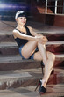 Foto: woman on steps street at evening woman on steps street at evening