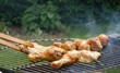 Fleisch auf dem Grill wenden