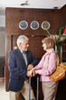 Photo: Zwei Senioren in Hotel an Rezeption Zwei Senioren in Hotel an Rezeption