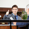 Foto: Concierge in Hotel hält Daumen hoch Concierge in Hotel hält Daumen hoch