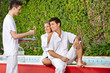 Photo: Paar am Pool bekommt Sekt vom Kellner Paar am Pool bekommt Sekt vom Kellner