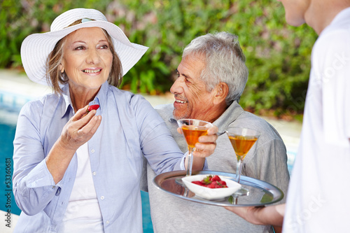 Photo: Senioren im Urlaub trinken Cocktails Senioren im Urlaub trinken Cocktails