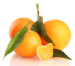 Foto: Ripe sweet tangerine with leaves, isolated on white Ripe sweet tangerine with leaves, isolated on white