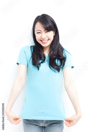 Photo: Tシャツを見せる女性 Tシャツを見せる女性