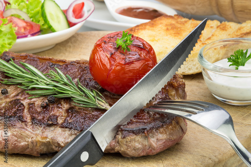 Photo: gebratenes Steak mit Grilltomate und Rosmarin gebratenes Steak mit Grilltomate und Rosmarin