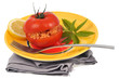 Assiette avec une tomate farcie au taboulé