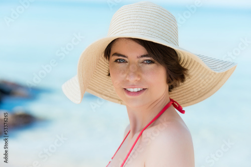 Photo: schöne frau mit sonnenhut am strand schöne frau mit sonnenhut am strand