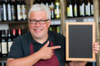 Photo: sommelier zeigt auf hinweistafel sommelier zeigt auf hinweistafel