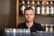 Foto: Confident Male Bartender At Cafe Confident Male Bartender At Cafe