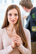 canvas print picture - Polizist bei Spurensuche am Fenster einer Wohnung
