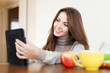 Foto: woman reads e-book in home woman reads e-book in home