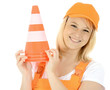 Foto: Freundliche junge Bauarbeiterin mit Pylonen Freundliche junge Bauarbeiterin mit Pylonen
