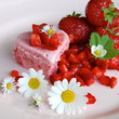 Erdbeereis mit frischen Erdbeeren