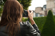 touriste prenant une photo au  jardin du musée Rodin à Paris