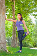 Foto: Exercise woman stretching hamstring leg muscles Exercise woman stretching hamstring leg muscles