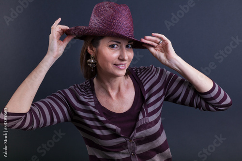 Photo: Donna con cappello che balla Donna con cappello che balla