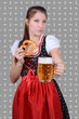 frau mit bier und brezen