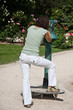 Touriste au jardin du Musée Rodin à Paris