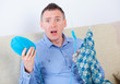 Foto: Man knitting Man knitting