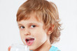Foto: Beautiful blonde child drinking a fresh kefir Beautiful blonde child drinking a fresh kefir