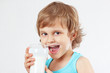 Foto: Little blonde boy with a glass of a fresh kefir Little blonde boy with a glass of a fresh kefir