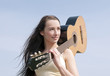 junge Frau mit Gitarre