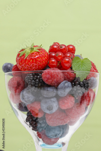 Photo: Beeren im Glas vor grünem Hintergrund Beeren im Glas vor grünem Hintergrund