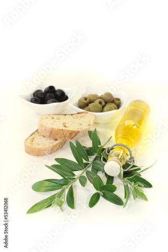 Photo: Olivenölflasche mit Oliven und Zweig Olivenölflasche mit Oliven und Zweig