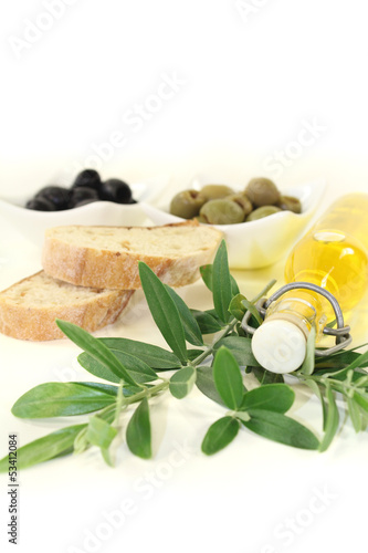 Photo: Olivenölflasche mit Oliven Olivenölflasche mit Oliven