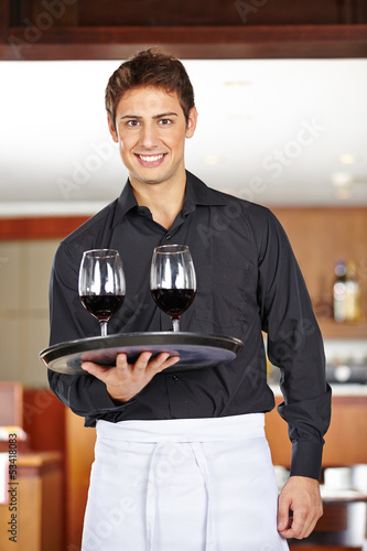 Photo: Kellner serviert Wein im Restaurant Kellner serviert Wein im Restaurant
