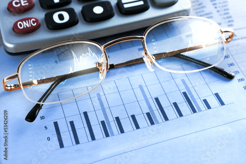 Photo: fondo de finanzas y economia.Estadisticas,graficos y gafas fondo de finanzas y economia.Estadisticas,graficos y gafas