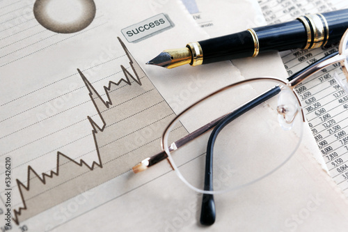 Photo: fondo de finanzas y economia.Estadisticas,graficos y gafas fondo de finanzas y economia.Estadisticas,graficos y gafas