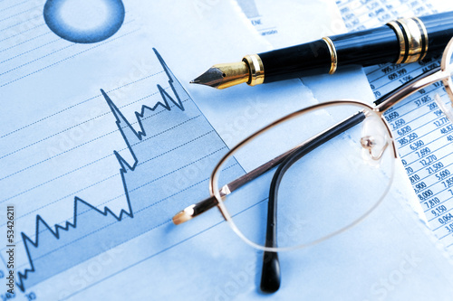 Photo: fondo de finanzas y economia.Estadisticas,graficos y gafas fondo de finanzas y economia.Estadisticas,graficos y gafas
