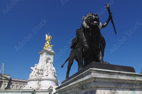 the Victoria Memorial in front of Buckingham Palace 