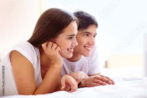 Photo: Enjoying music in the net Enjoying music in the net