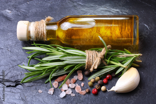 Photo: Olivenöl, Kräuter, Gewürze und Knoblauch Olivenöl, Kräuter, Gewürze und Knoblauch