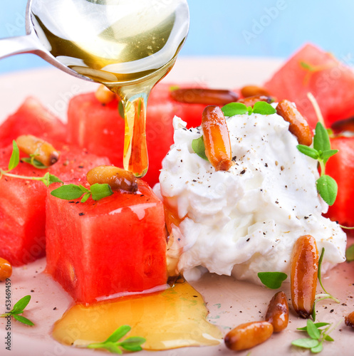 Photo: Wassermelone mit Ziegenkäse, thymian, Pinienkernen und Honig Wassermelone mit Ziegenkäse, thymian, Pinienkernen und Honig