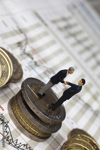 Photo: Konzept Investmentbanking mit Geld, Figuren und Kursreihen Konzept Investmentbanking mit Geld, Figuren und Kursreihen
