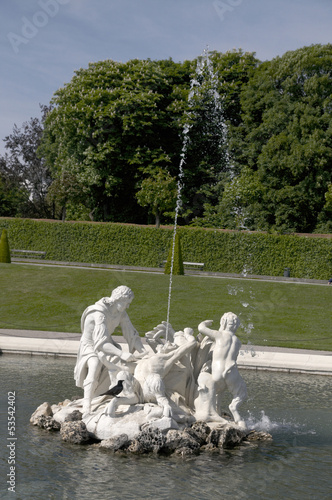 Photo: Brunnen im Schlossgarten von Schloss Belvedere Brunnen im Schlossgarten von Schloss Belvedere