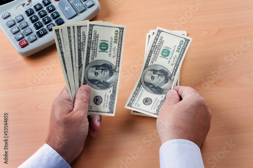 Photo: Dollar Geldscheine werden gezählt Dollar Geldscheine werden gezählt