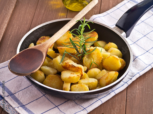 Photo: Bratkartoffeln in einer Pfanne mit Rosmarin Bratkartoffeln in einer Pfanne mit Rosmarin
