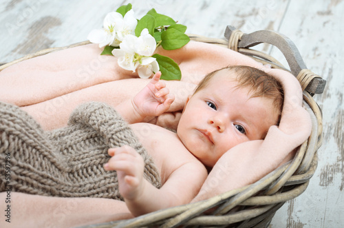 Photo: Baby im Korb Baby im Korb