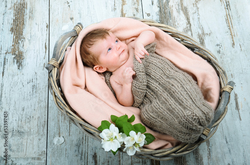 Photo: Baby mit Blüte Baby mit Blüte