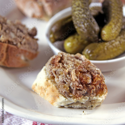 Photo: baguettescheiben mit pastete und gürkchen baguettescheiben mit pastete und gürkchen