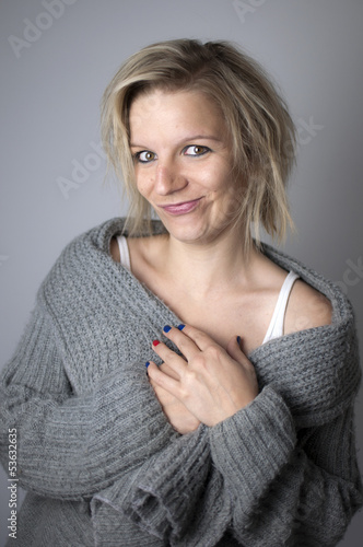 Photo: Blonde Frau in grauer Wolljacke Blonde Frau in grauer Wolljacke