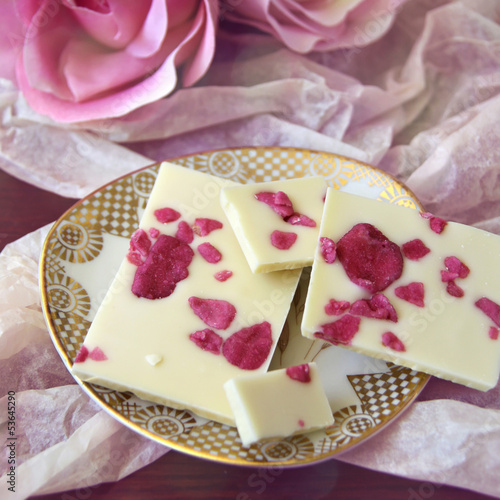 Photo: weiße schokolade mit kandierten rosenblüten weiße schokolade mit kandierten rosenblüten
