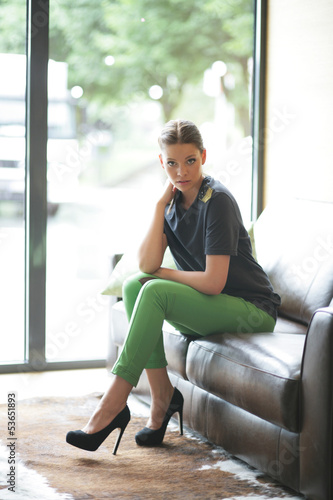 Photo: junge Frau auf einer Couch junge Frau auf einer Couch