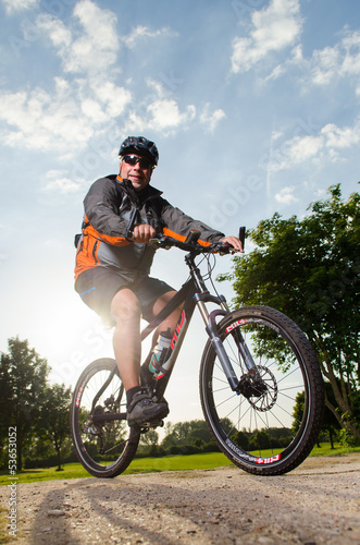 Photo: fahrradfahrer in der abendsonne fahrradfahrer in der abendsonne